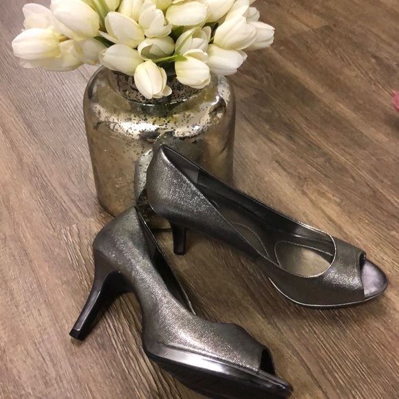 Shiny Silver Heels - Bandolino - Picture 2 of 16